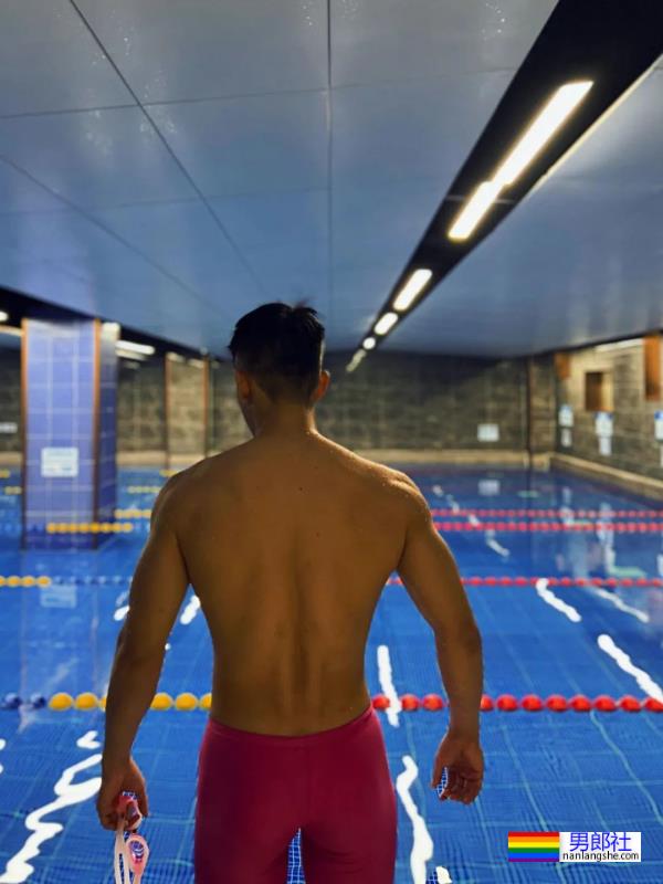 毕业于广州体院的游泳教练，穿红泳裤自拍照引网友围观！ - 51虹马