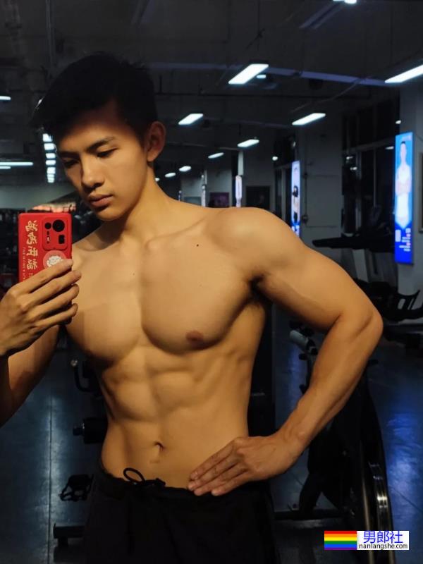 毕业于广州体院的游泳教练，穿红泳裤自拍照引网友围观！ - 51虹马