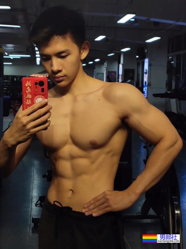 毕业于广州体院的游泳教练，穿红泳裤自拍照引网友围观！ - 51虹马