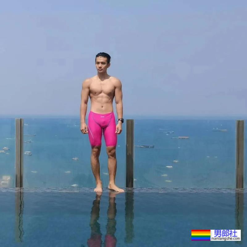 毕业于广州体院的游泳教练，穿红泳裤自拍照引网友围观！ - 51虹马