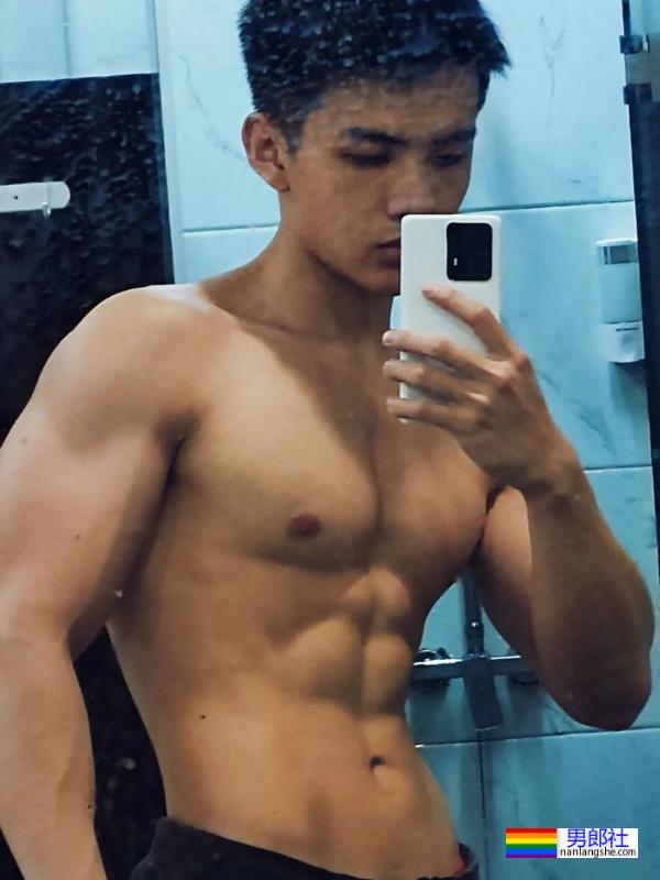 毕业于广州体院的游泳教练，穿红泳裤自拍照引网友围观！ - 51虹马