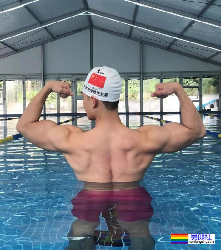 毕业于广州体院的游泳教练，穿红泳裤自拍照引网友围观！ - 51虹马
