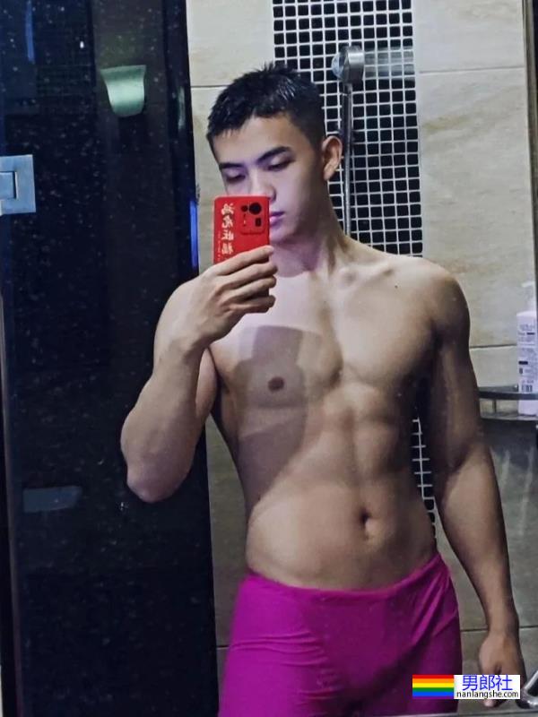 毕业于广州体院的游泳教练，穿红泳裤自拍照引网友围观！ - 51虹马