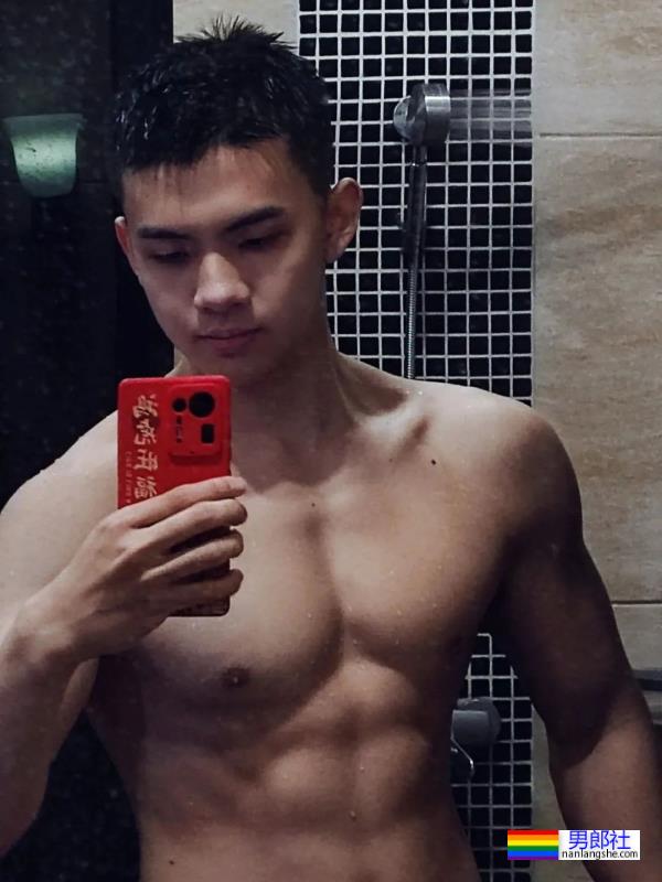 毕业于广州体院的游泳教练，穿红泳裤自拍照引网友围观！ - 51虹马