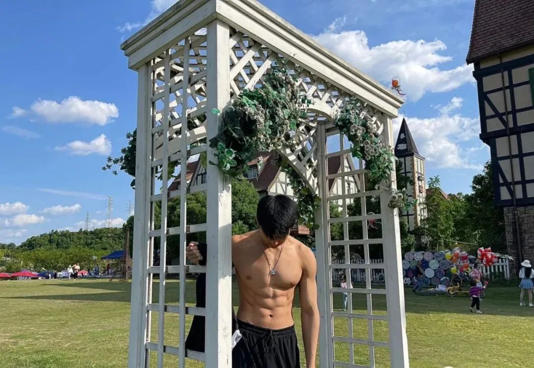 八块腹肌传媒学院健体生，这身材谁不喜欢-51虹马