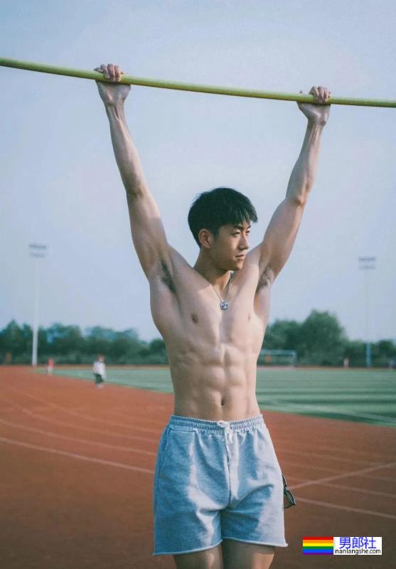 八块腹肌传媒学院健体生，这身材谁不喜欢 - 51虹马