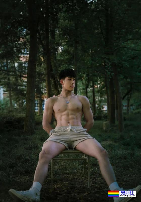 八块腹肌传媒学院健体生，这身材谁不喜欢 - 51虹马