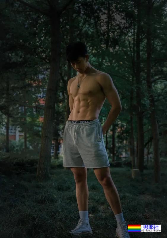 八块腹肌传媒学院健体生，这身材谁不喜欢 - 51虹马