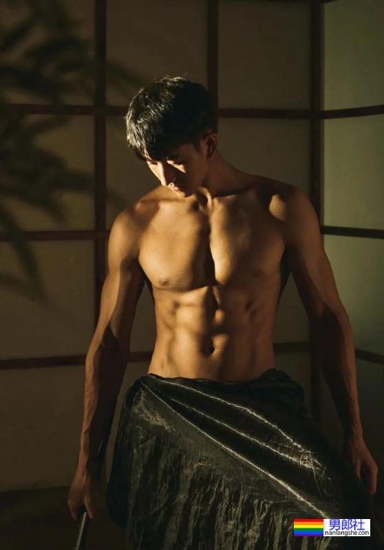 八块腹肌传媒学院健体生，这身材谁不喜欢 - 51虹马