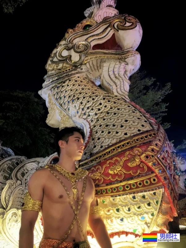 大胸肌帅哥实力爆表，真所谓伊人在水一方！-51虹马