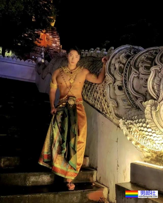 大胸肌帅哥实力爆表，真所谓伊人在水一方！ - 51虹马