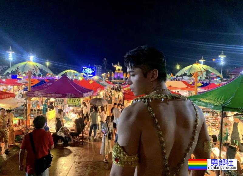 大胸肌帅哥实力爆表，真所谓伊人在水一方！ - 51虹马