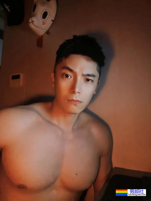 大胸肌帅哥实力爆表，真所谓伊人在水一方！ - 51虹马