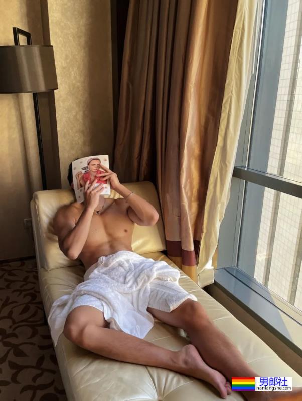 大胸肌帅哥实力爆表，真所谓伊人在水一方！ - 51虹马