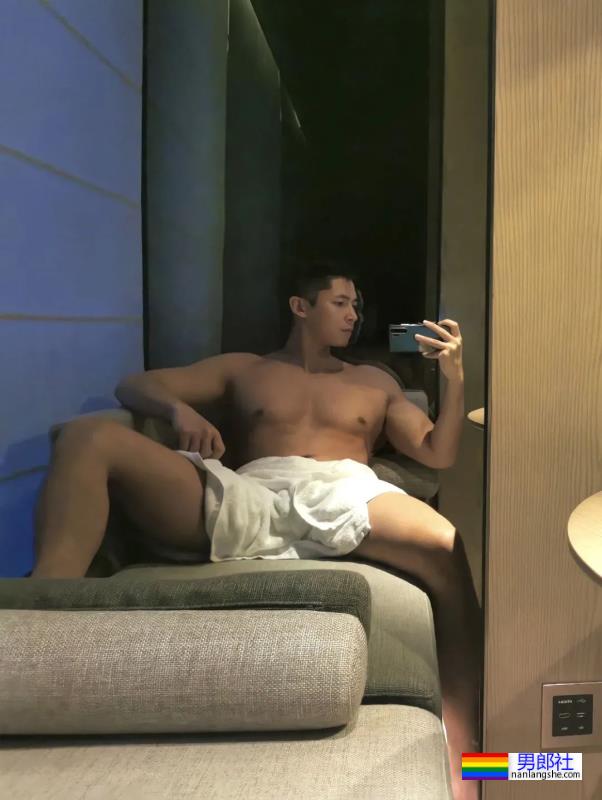 大胸肌帅哥实力爆表，真所谓伊人在水一方！ - 51虹马