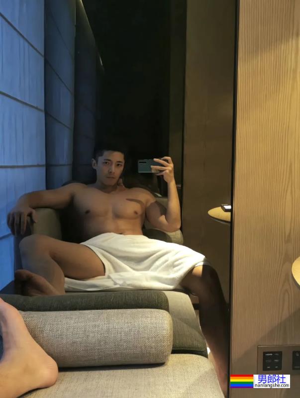 大胸肌帅哥实力爆表，真所谓伊人在水一方！ - 51虹马