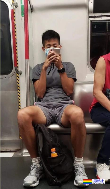 地铁抓拍之穿灰裤子的黑皮钻石高中生! - 51虹马 地铁抓拍之穿灰裤子的黑皮钻石高中生! - 51虹马