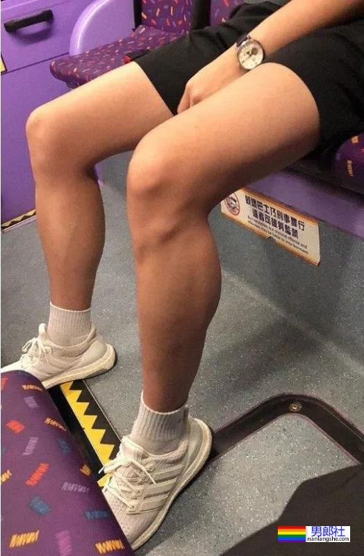 地铁抓拍之穿灰裤子的黑皮钻石高中生! - 51虹马 地铁抓拍之穿灰裤子的黑皮钻石高中生! - 51虹马