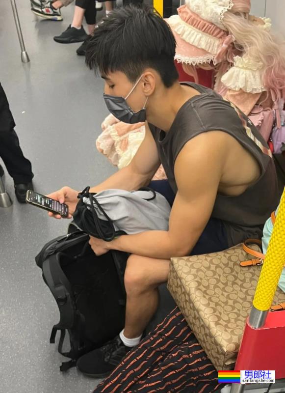 地铁抓拍之穿灰裤子的黑皮钻石高中生! - 51虹马 地铁抓拍之穿灰裤子的黑皮钻石高中生! - 51虹马