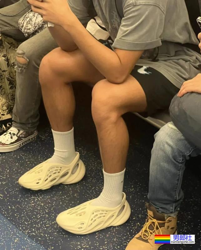 地铁抓拍之穿灰裤子的黑皮钻石高中生! - 51虹马 地铁抓拍之穿灰裤子的黑皮钻石高中生! - 51虹马