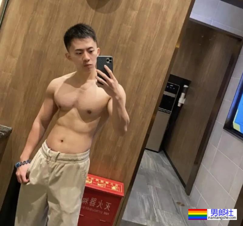 灰裤子小哥，这胸肌太有型了-51虹马