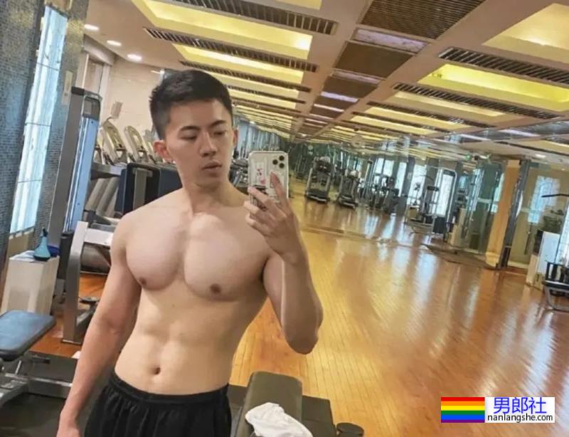 灰裤子小哥，这胸肌太有型了 - 51虹马