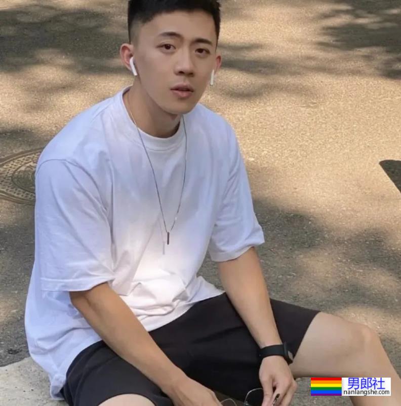 灰裤子小哥，这胸肌太有型了 - 51虹马