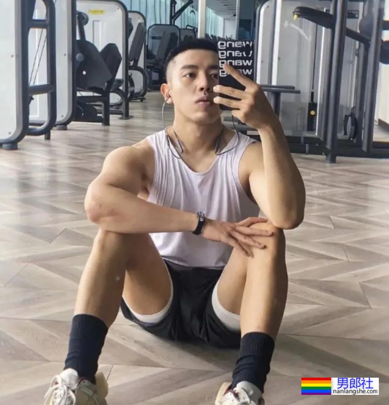 灰裤子小哥，这胸肌太有型了 - 51虹马