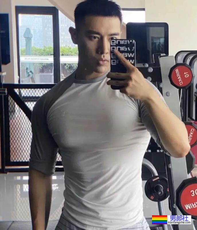 灰裤子小哥，这胸肌太有型了 - 51虹马