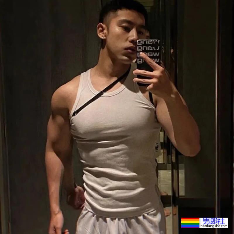 灰裤子小哥，这胸肌太有型了 - 51虹马