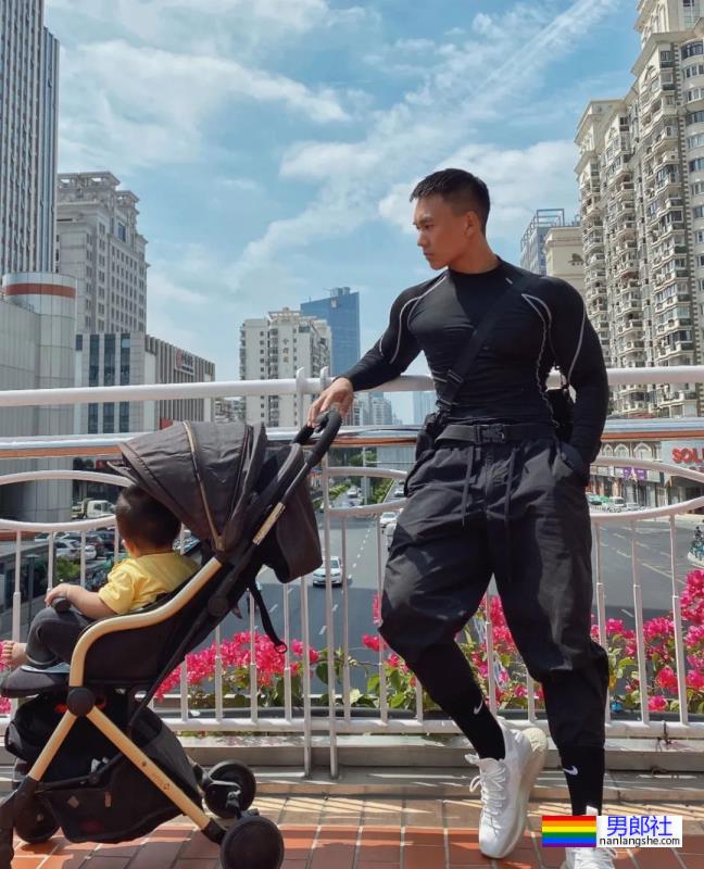 灰裤子小哥，这胸肌太有型了 - 51虹马