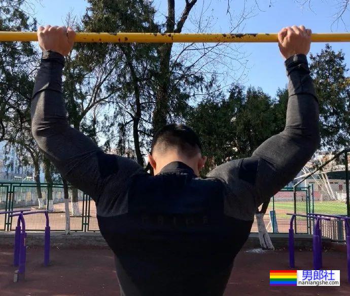 寸头体育生，肌肉太结实 - 51虹马