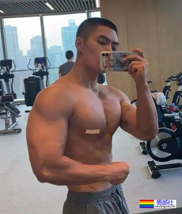 寸头体育生，肌肉太结实 - 51虹马