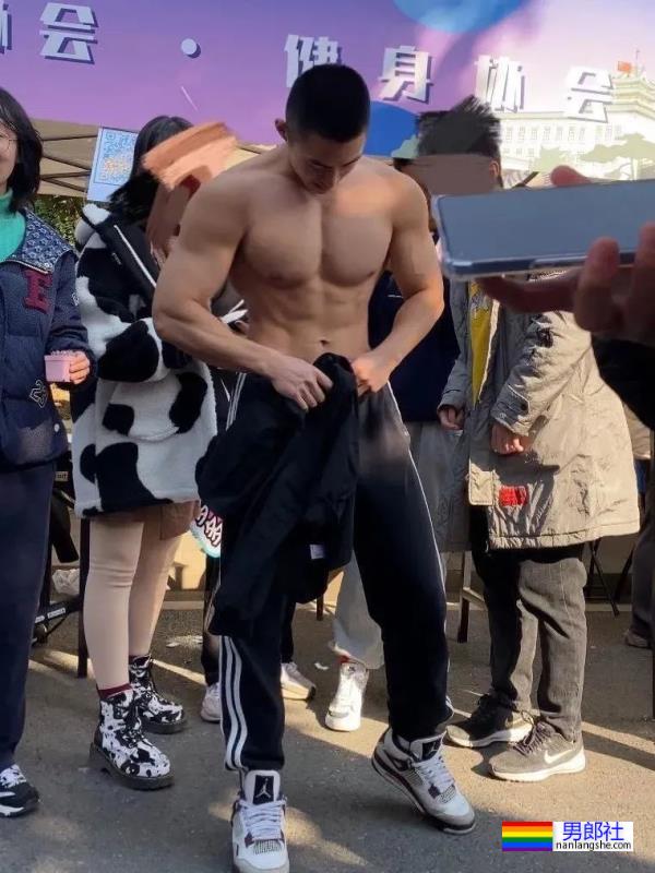 寸头体育生，肌肉太结实 - 51虹马