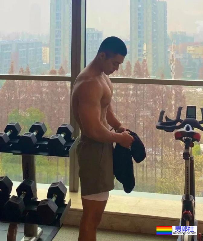 寸头体育生，肌肉太结实 - 51虹马