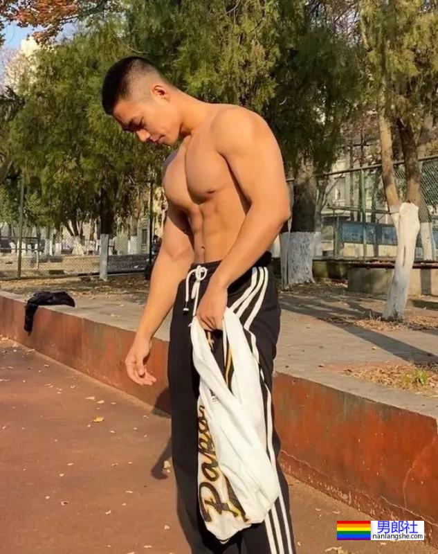 寸头体育生，肌肉太结实 - 51虹马