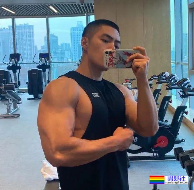寸头体育生，肌肉太结实 - 51虹马
