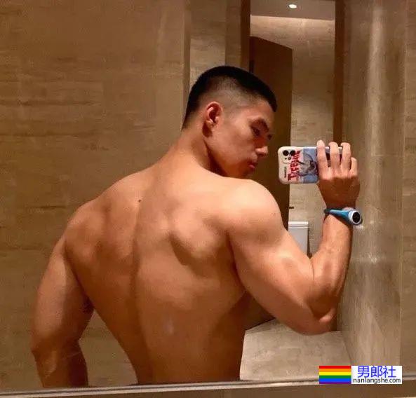 寸头体育生，肌肉太结实 - 51虹马