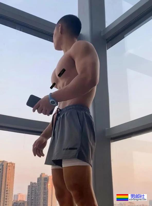 寸头体育生，肌肉太结实 - 51虹马