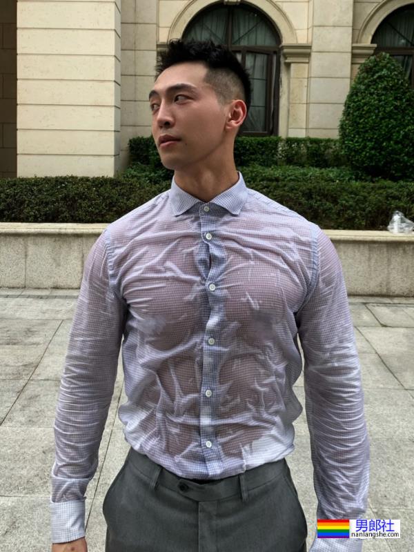 穿正装湿身的重庆帅哥找到了！说他奔4你敢信吗？ - 51虹马