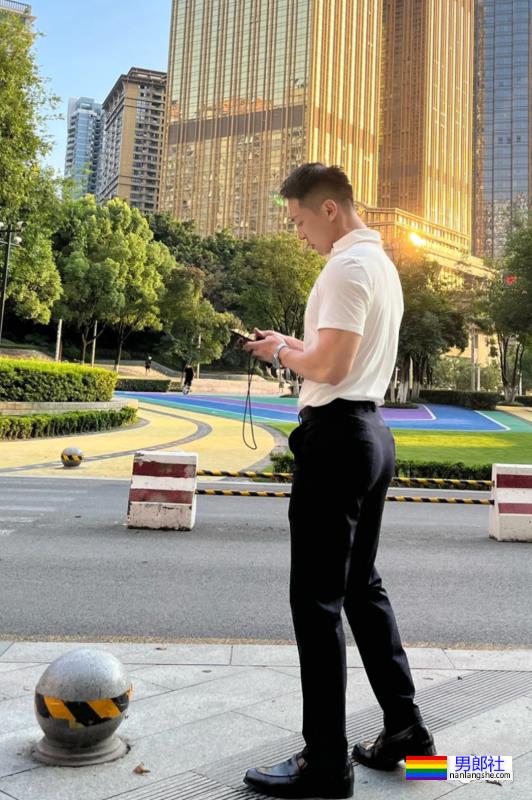 穿正装湿身的重庆帅哥找到了！说他奔4你敢信吗？ - 51虹马