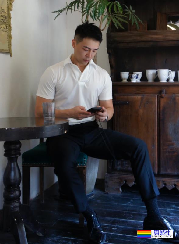 穿正装湿身的重庆帅哥找到了！说他奔4你敢信吗？ - 51虹马