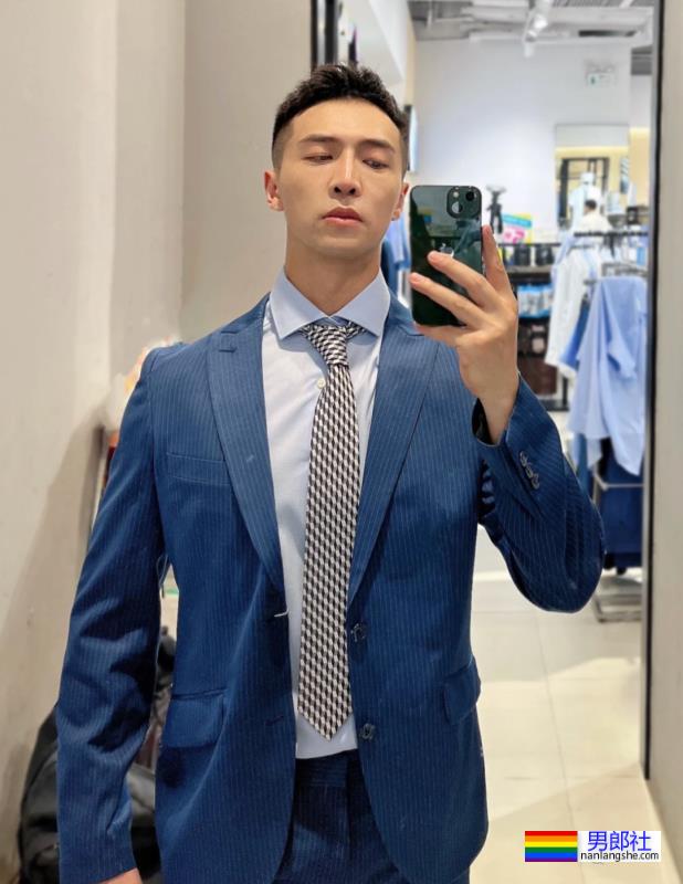 穿正装湿身的重庆帅哥找到了！说他奔4你敢信吗？ - 51虹马