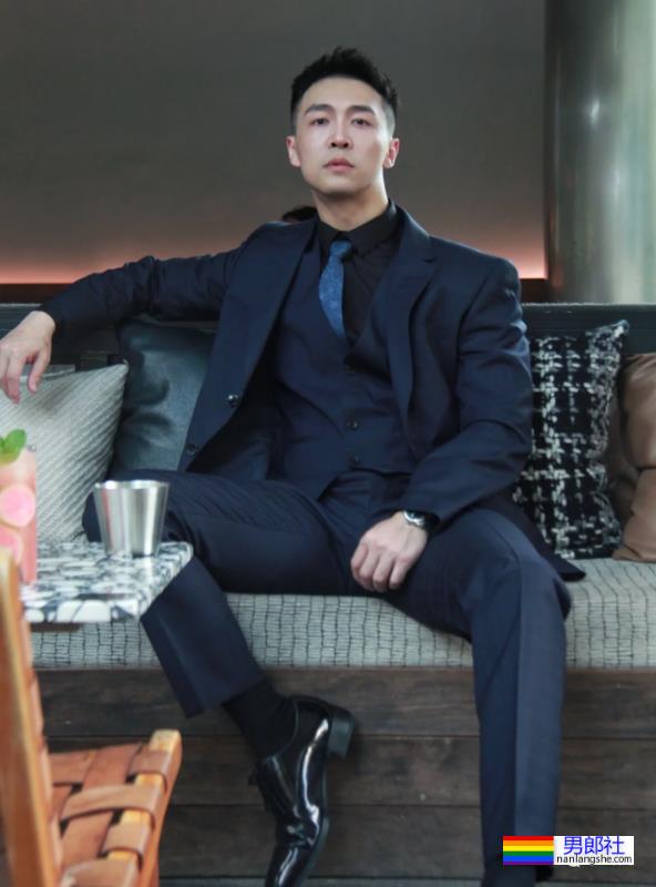 穿正装湿身的重庆帅哥找到了！说他奔4你敢信吗？ - 51虹马