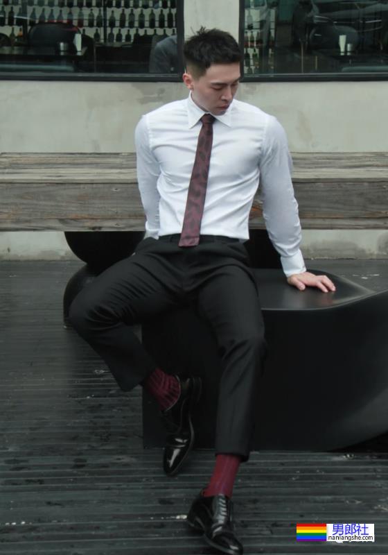 穿正装湿身的重庆帅哥找到了！说他奔4你敢信吗？ - 51虹马