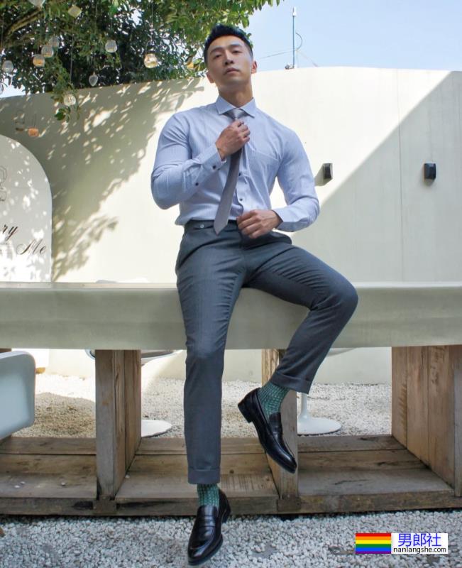 穿正装湿身的重庆帅哥找到了！说他奔4你敢信吗？ - 51虹马