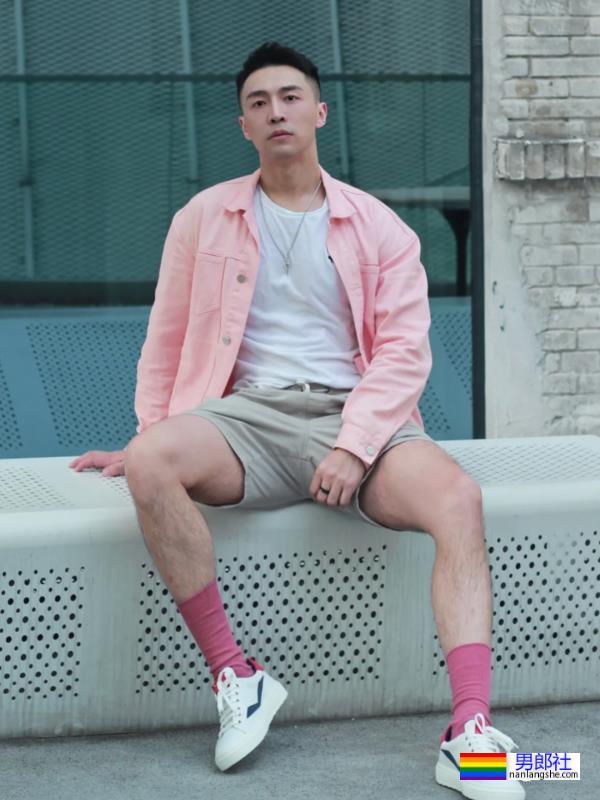 穿正装湿身的重庆帅哥找到了！说他奔4你敢信吗？ - 51虹马