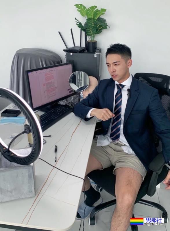 穿正装湿身的重庆帅哥找到了！说他奔4你敢信吗？ - 51虹马