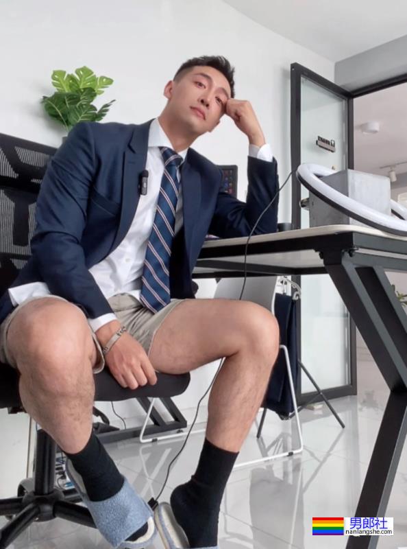 穿正装湿身的重庆帅哥找到了！说他奔4你敢信吗？ - 51虹马