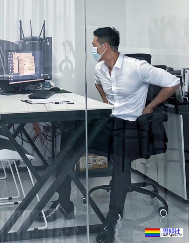 穿正装湿身的重庆帅哥找到了！说他奔4你敢信吗？ - 51虹马